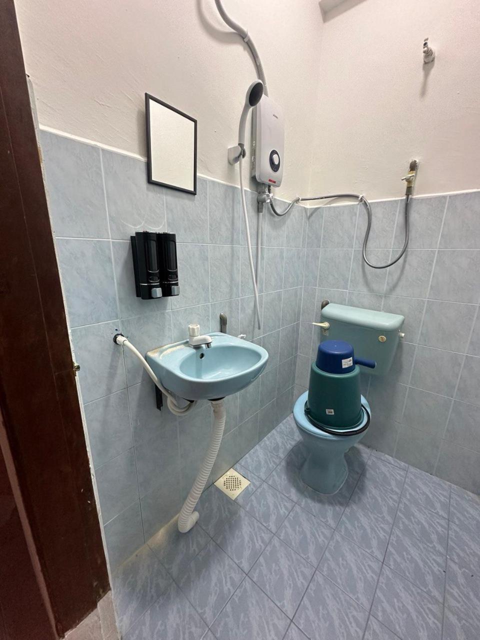 Teresek View Motel Kuala Tahan Ngoại thất bức ảnh